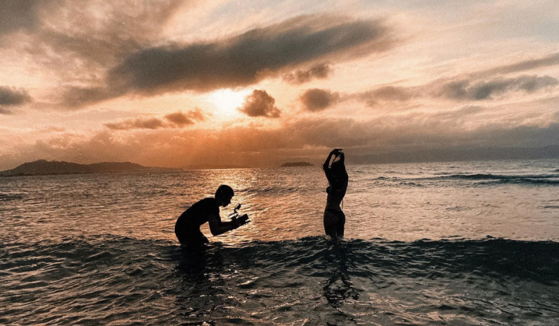 Fotógrafo de Florianópolis clicando uma mulher na praia dentro do mar