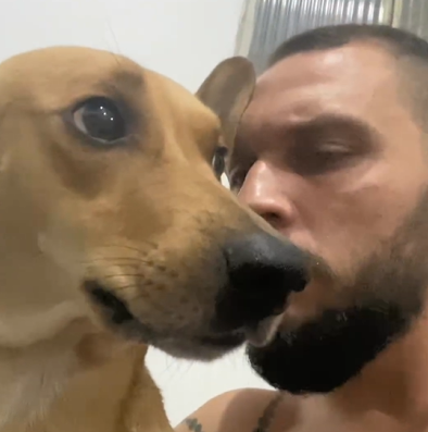 Mel não se contem com a notícia e rosna para o tutor - Foto: Mellima Rafael/ Reprodução/ND