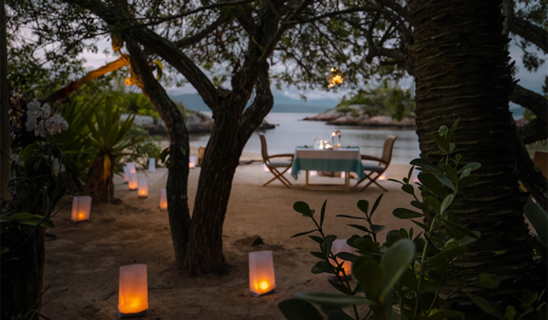 Jantar na praia com velas na areia em resort exclusivo em SC