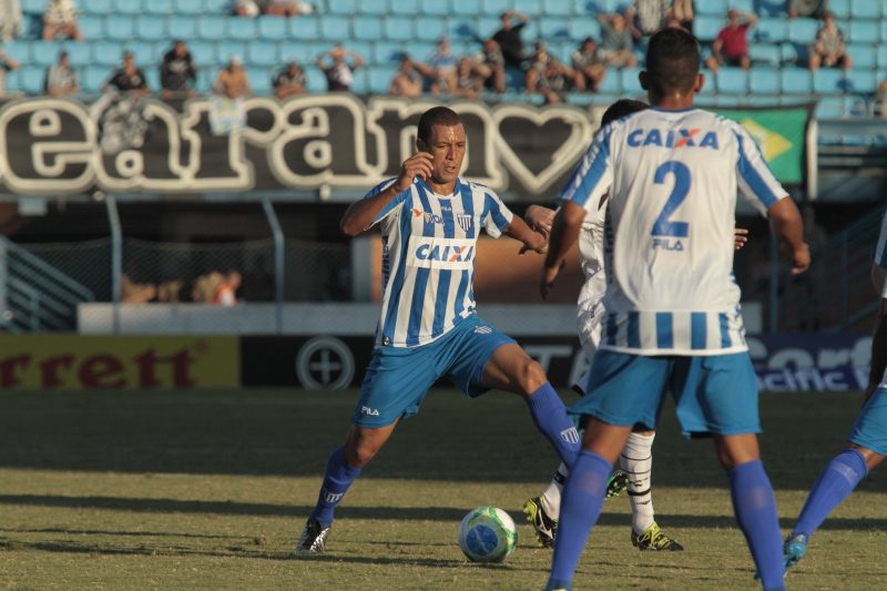 Na foto de 2014, o ex-volante Eduardo Costa aparece com a camisa do Ava&iacute;, na Ressacada, fazendo aquilo que sabia fazer melhor: dar o combate para roubar a bola do time advers&aacute;rio. Manezinho, o jogador brilhou em grandes clubes da Europa e Brasileiro chegando a vestir a camisa da Sele&ccedil;&atilde;o Brasileira para o orgulho dos familiares, amigos e admiradores. – Foto: Acervo Carlos Amorim/ND