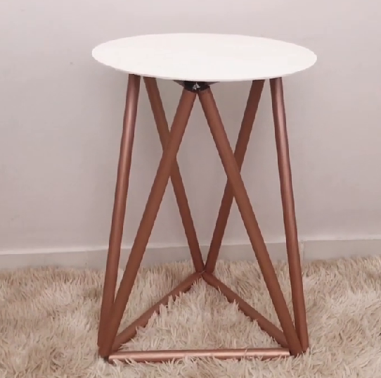 Usando apenas canos PVC você pode ter uma mesa decorativa genial - Foto: Camila Almeida/Reprodução/ND