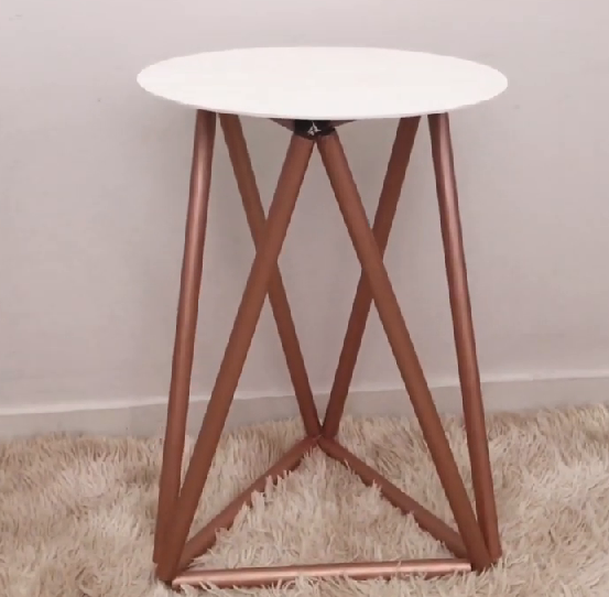 Finalização do processo da mesa decorativa - Foto: Camila Almeida/Reprodução/ND