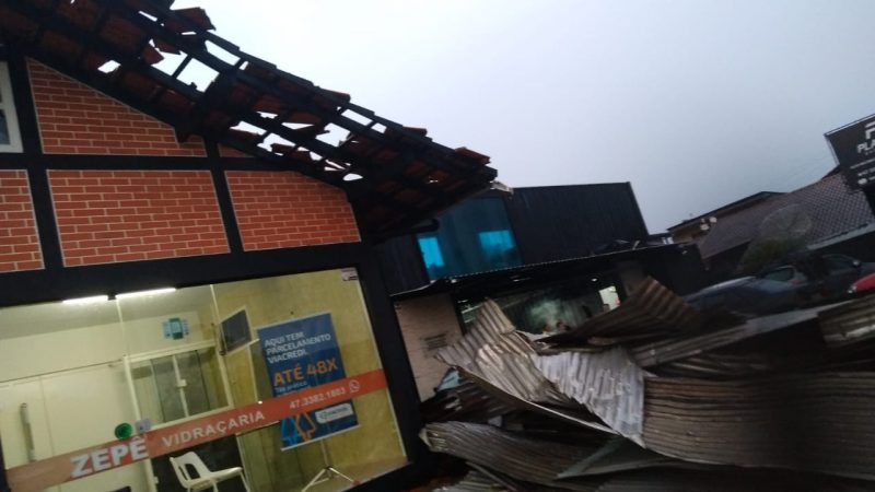 Microexplosão com ventos acima de 80 km/h causa vários estragos em Timbó