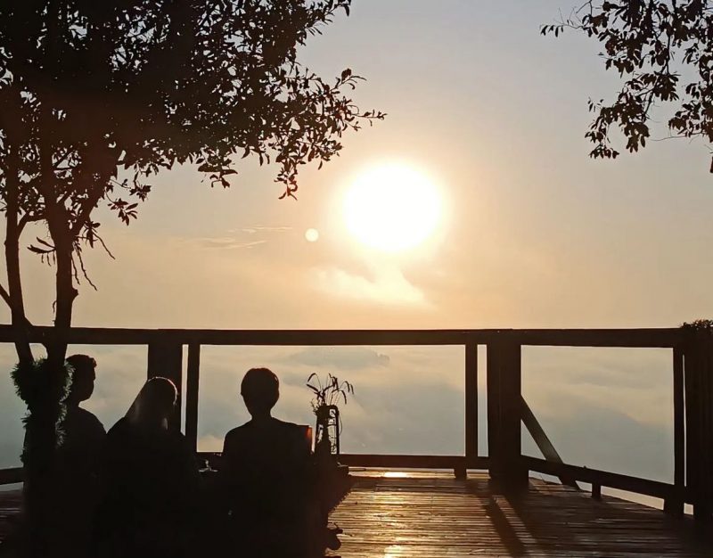 Calor intenso: sol ilumina deck com três pessoas