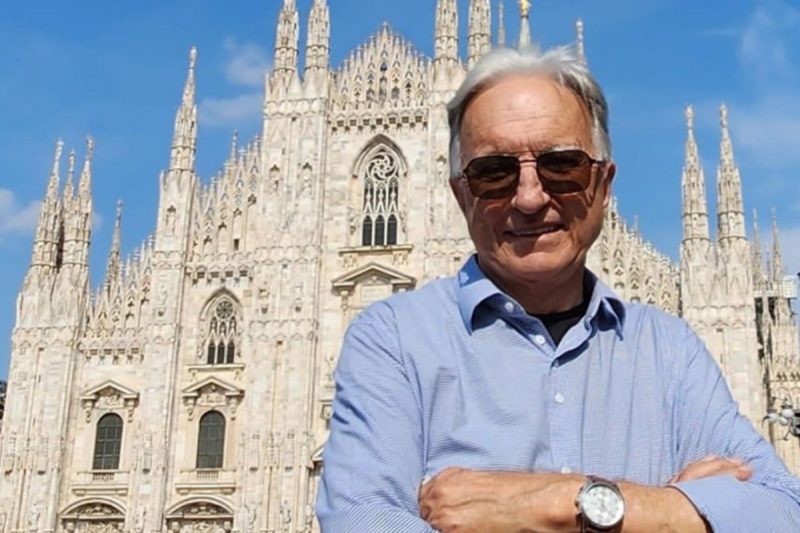 Empresário Moacir Bogo de braços cruzados e camisa azul