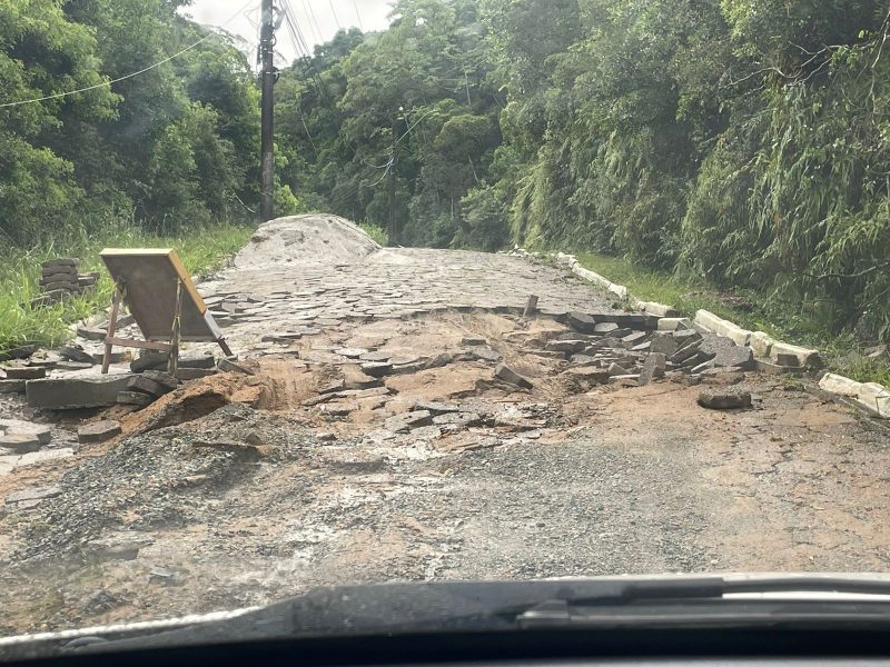 Imagem mostra uma das crateras no Morro da Cruz em Itajaí; chuva piorou a situação