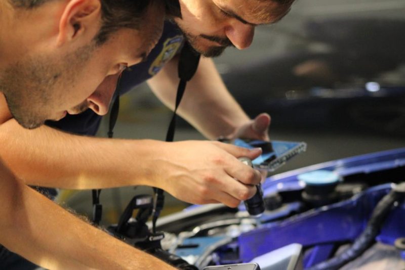 Peritos trabalham em exames periciais para investigar o que causou morte de jovens em ve&iacute;culo de luxo – Foto: Pol&iacute;cia Cient&iacute;fica/Reprodu&ccedil;&atilde;o/ND