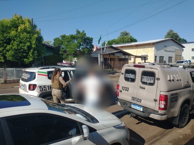 Machucado o motorista buscou ajuda.