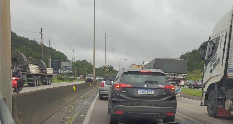 Motorista leva quatro horas para cruzar 180 Km da BR-101, entre Florian&oacute;polis e Joinville – Foto: Divulga&ccedil;&atilde;o/ND