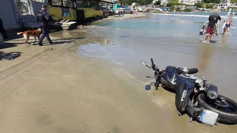 Moto parou de funcionar depois que condutor entrou no mar – Foto: GM Itapema/Reprodu&ccedil;&atilde;o/ND
