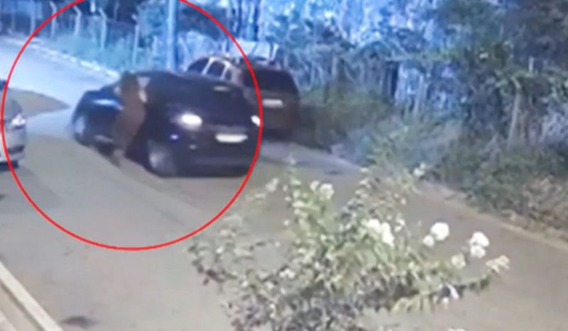 Mulher é arrastada por carro tentando recuperar celular roubado