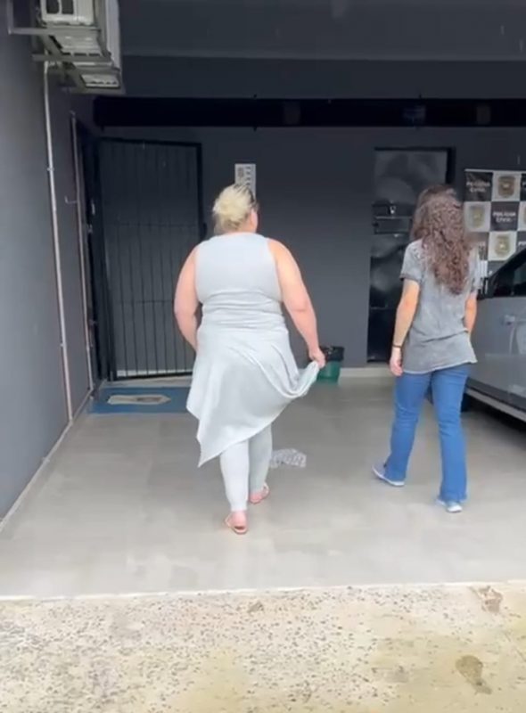 Após a prisão, ela foi levada à delegacia, em Blumenau