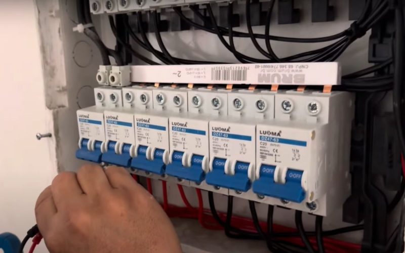 Frame de vídeo em que pedreiro ensina a detectar um curto-circuito na fiação de casa