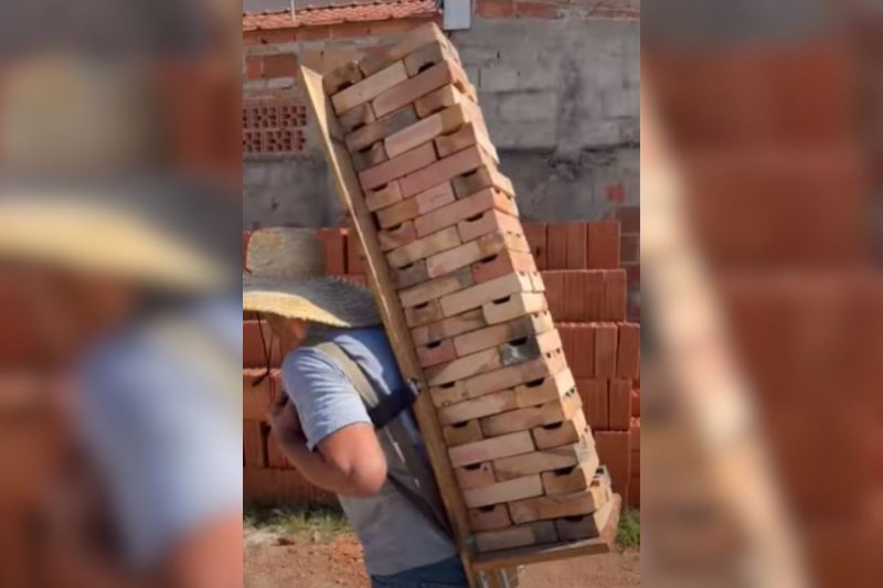 Pedreiro usa esp&eacute;cie de “mochila” nas costas – Foto: Reprodu&ccedil;&atilde;o/Redes Sociais