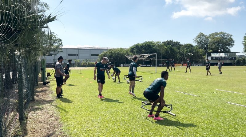 Nicolas e Pato (ao centro) duante treino do Figueirense 