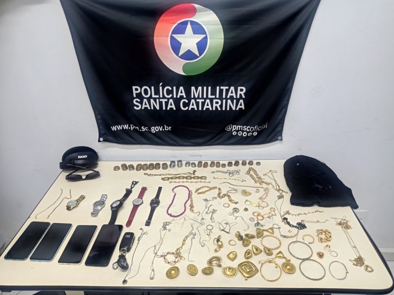 Autores do crime foram presos pela Pol&iacute;cia Militar de Timb&oacute; – Foto: Pol&iacute;cia Militar/Reprodu&ccedil;&atilde;o/ND