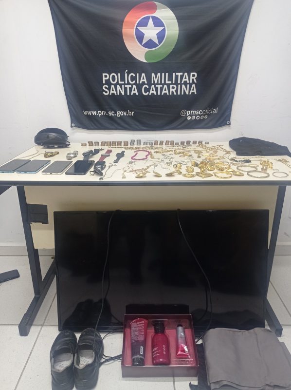 Polícia Militar encontrou objetos roubados na residência &#8211; Foto: Polícia Militar/Reprodução/ND
