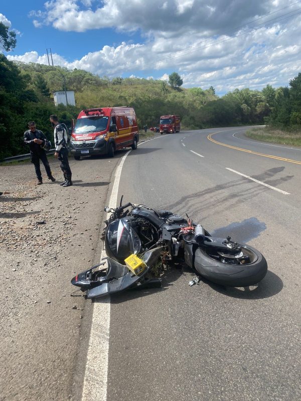 Segundo o Corpo de Bombeiros, motociclista teve politraumatismo e morreu no local