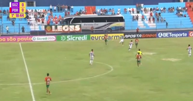 Ônibus passam no meio da arquibancada durante jogo da Copinha