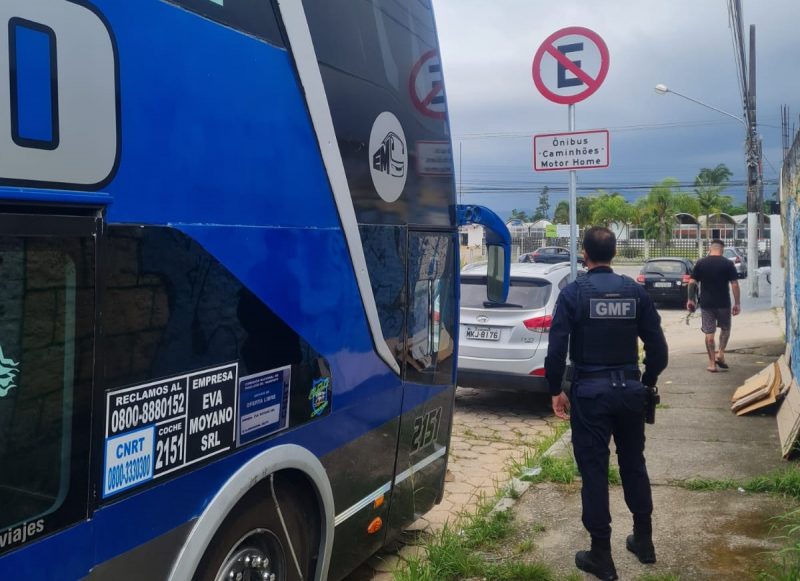 &Ocirc;nibus de turismo foram flagrados por estacionamento irregular em Canasvieiras – Foto: GMF/Divulga&ccedil;&atilde;o/ND
