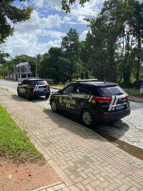 Dois carros da Polícia Civil estacionado em frente à boate onde argentinas, supostamente, estavam em cárcere privado e foram estupradas