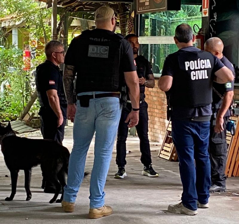 Imagem mostra policiais em operação em boate de onde argentinas fugiram