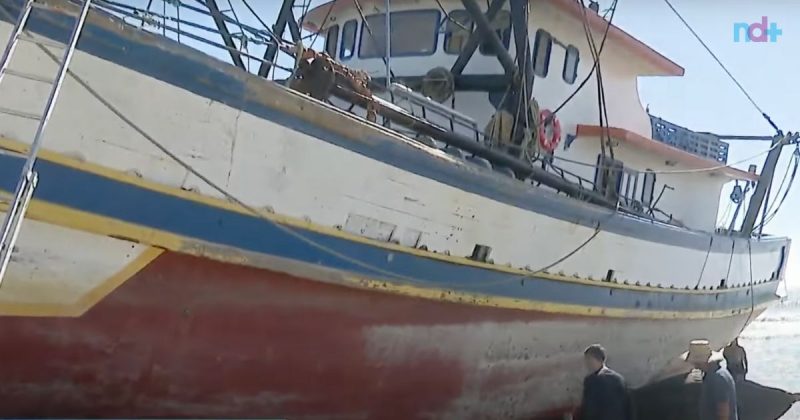 Embarca&ccedil;&atilde;o encalhou na Praia Central de Navegantes na sexta-feira (26) – Foto: J&uacute;lio Portes/ND