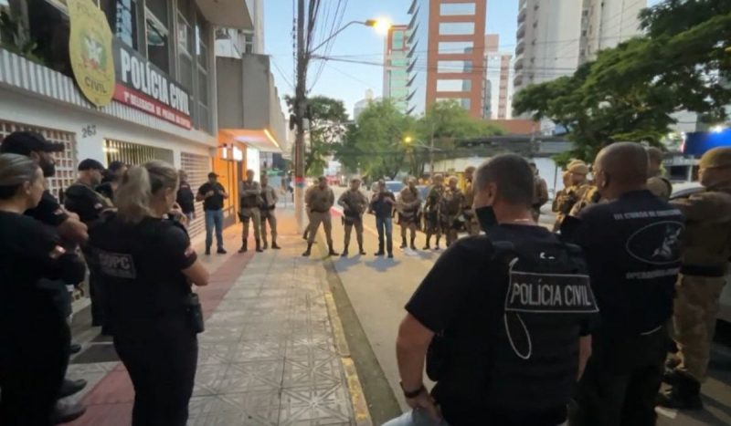 Operação cumpriu mandados de busca e apreensão no Morro do Mocotó nesta terça (30)