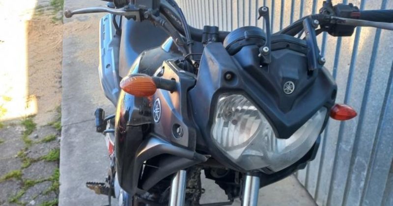 Motocicleta estava com sinais identificadores adulterados – Foto: Pol&iacute;cia Militar/Reprodu&ccedil;&atilde;o/ND