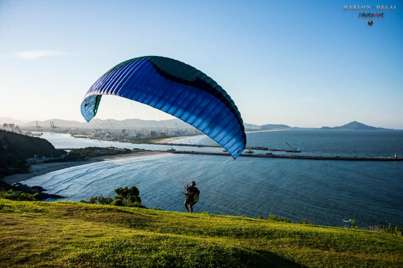 Pessoa praticando voo de parapente em Itajaí
