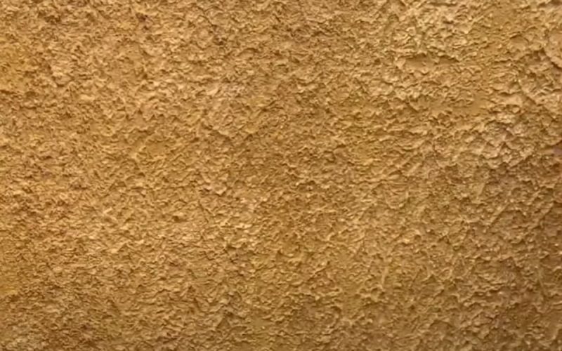 Parede dourada com o impermeabilizante caseiro aplicado