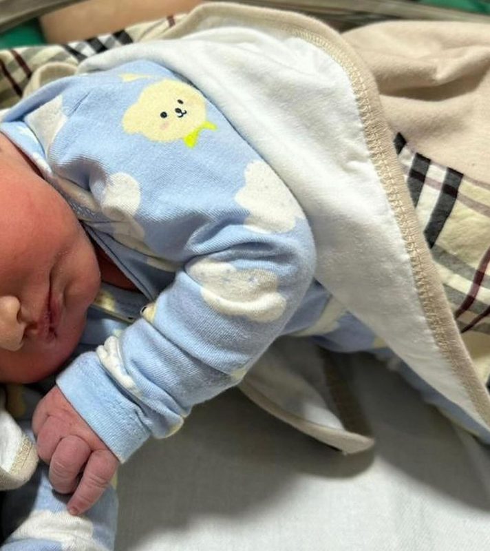 Motorista do carro pediu ajuda ao agente da Guarda Municipal de Blumenau, que prontamente abriu caminho para que a mulher chegasse a tempo de ter o parto no hospital 