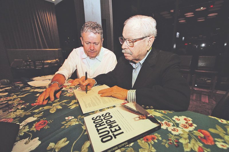 Ao lado do genro F&aacute;bio Veiga, jornalista autografa livro “Outros Tempos”, que re&uacute;ne cr&ocirc;nicas e textos publicados por ele ao longo de d&eacute;cadas – Foto: Arquivo pessoal