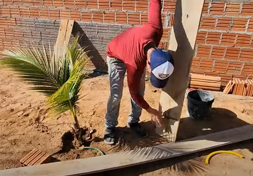 Pedreiro mostra dica de caixaria