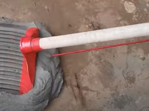 Pedreiro transforma enxada em vídeo