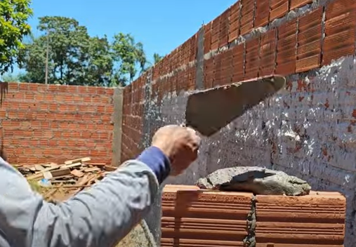 Pedreiro mostra como erguer paredes
