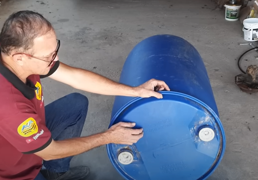 Pedreiro transforma tambor em betoneira