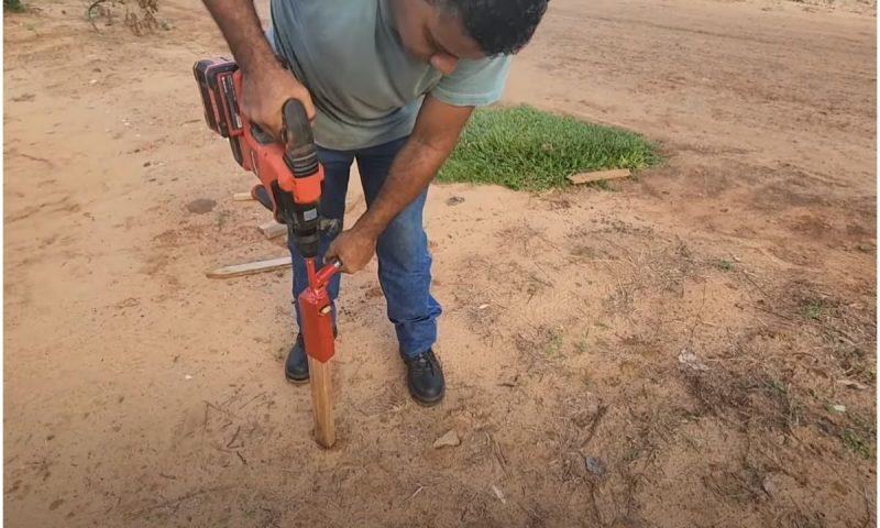 Ferramenta perfura o solo e é usada para marcar a área da construção em estágio inicial