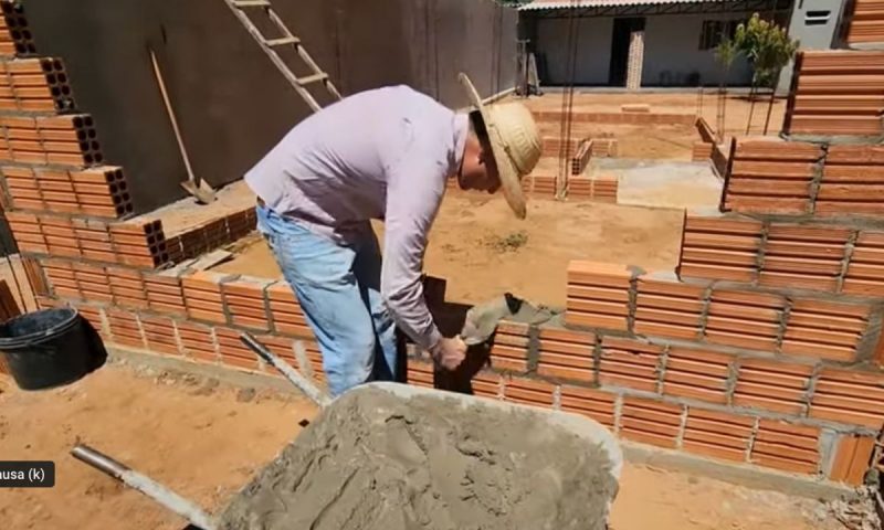 Pedreiro assenta tijolo no olho, sem prumo, linha ou régua