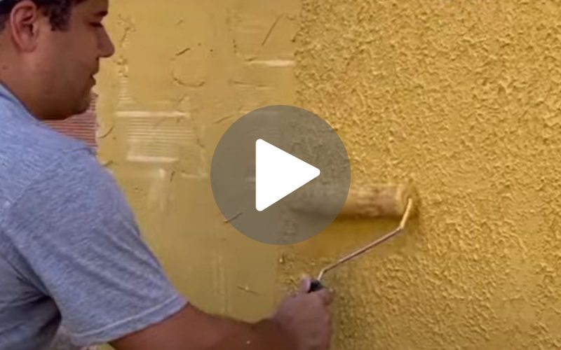 Frame de vídeo onde pedreiro ensina como fazer o reboco 'perfeito' de parede