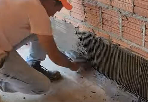 Pedreiro mostra como assentar piso