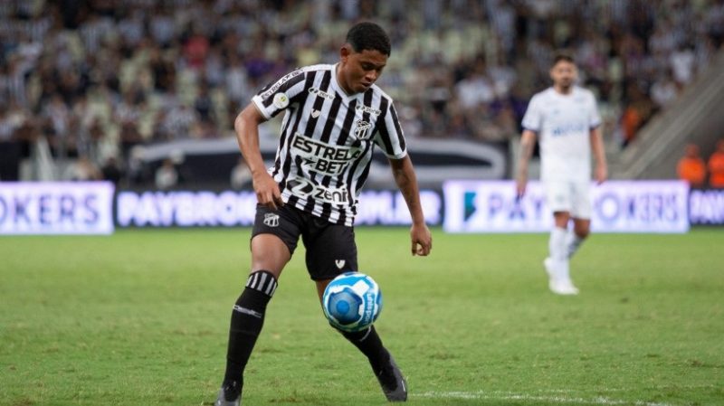 Le&atilde;o da Ilha tenta a chegada de Pedrinho, do Cear&aacute; – Foto: Felipe Santos/Cear&aacute;/ND