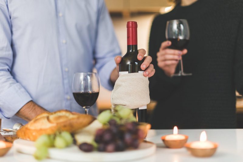 Vinho pode ser uma &oacute;tima pedida na hora de receber visitas – Foto: pexels/burst