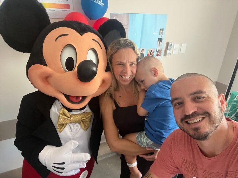 Mickey Mouse visita o pequeno Tutu no HSC&nbsp;– Foto: Acervo pessoal/Divulga&ccedil;&atilde;o