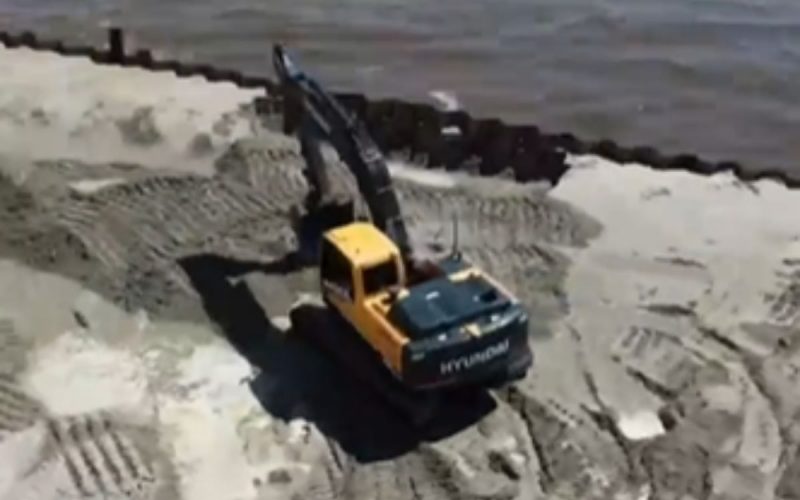 Frame de vídeo mostrando imagens aéreas da construção do Píer Turístico da Foz do Rio Perequê, em Itapema