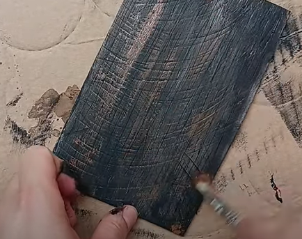 Duda finalizou o processo mostrando como a pintura é a "cereja do bolo" dessa decoração - Foto: Dudamanualidades/Reprodução/ND