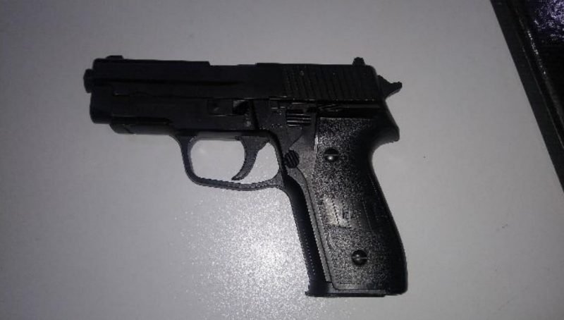 Segundo a esposa, ele estava bêbado e ainda tentou fugir de moto durante a ação; 'arma' foi recolhida - Foto: Polícia Militar/Divulgação/ND