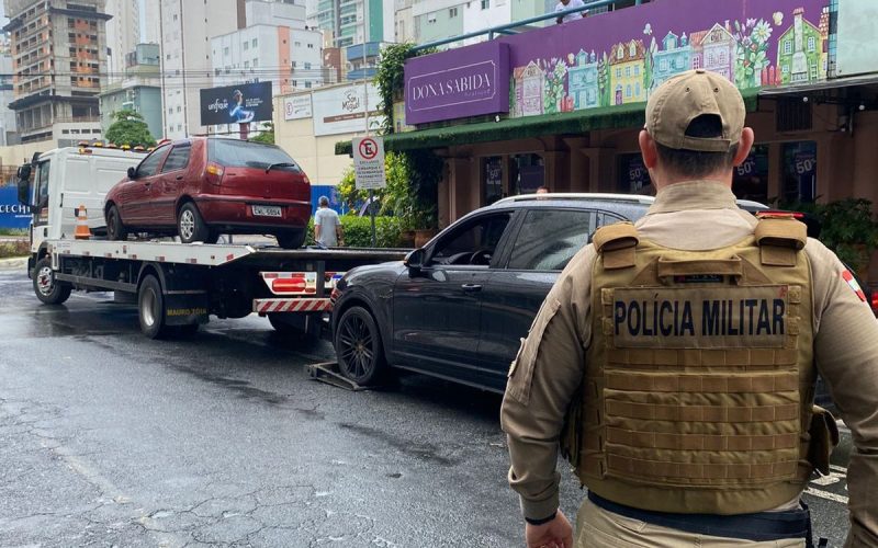 Polícia Militar apreende carro de luxo em Balneário Camboriú