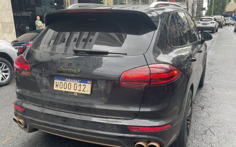 Traseira de carro Porsche Cayenne apreendido pela Polícia Militar em Balneário Camboriú