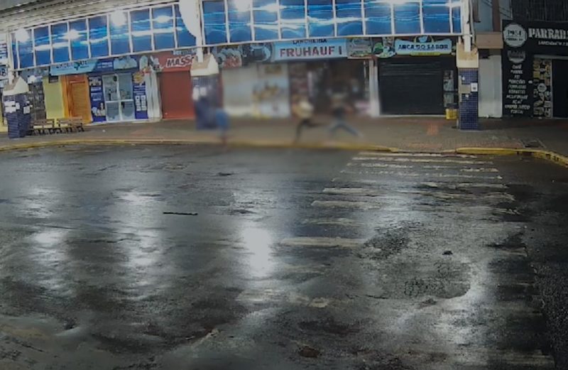 Um jovem morreu após ser atacado por um grupo de homens no Terminal de Chapecó. 